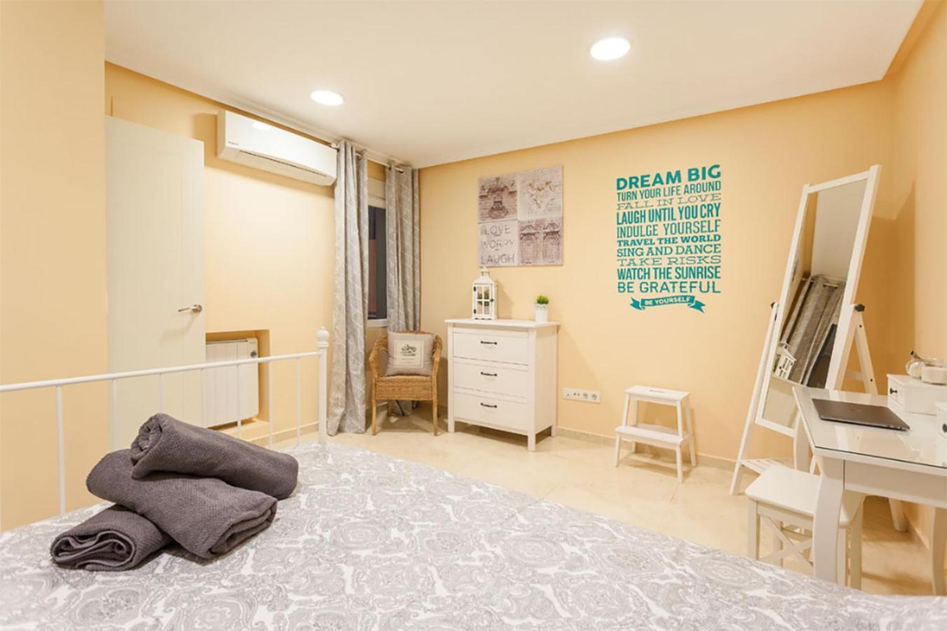 Boutique In The Heart Of Apartment *